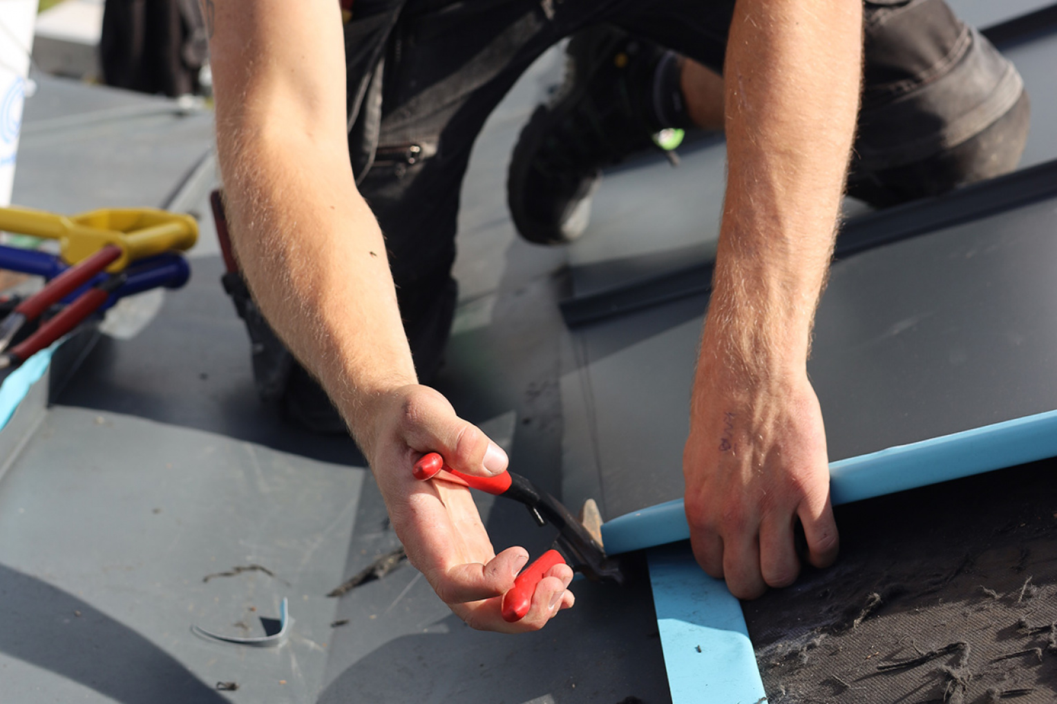 Takplåtsax – därför är pelikansaxen ett av plåtslagarens viktigaste verktyg