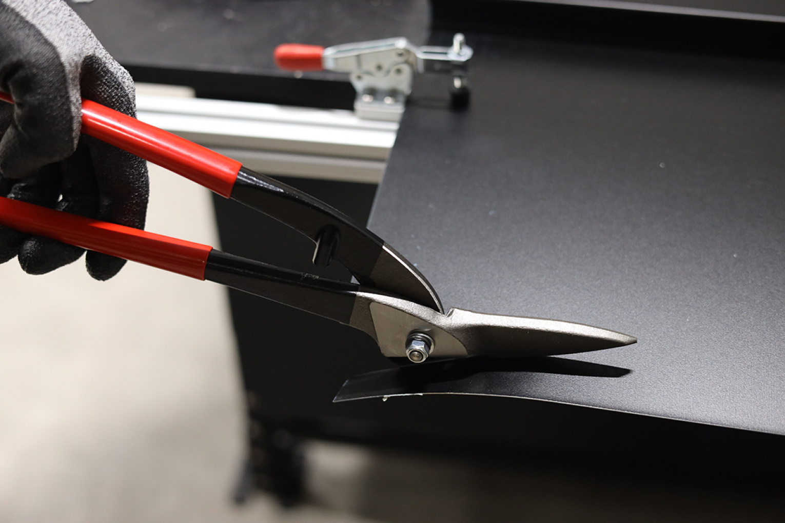 Takplåtsax i vänsterutförande – varför den behövs även vid raka snitt